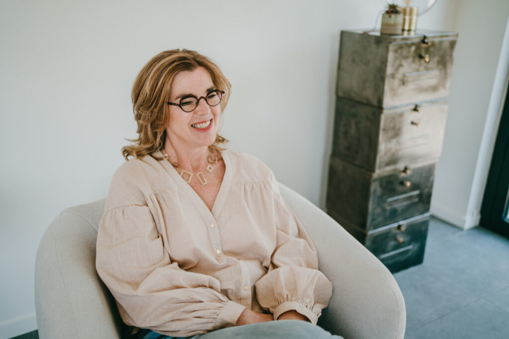 Portretfoto van Wendy de Kort, glimlachend naar de camera.